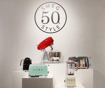 Het volledige assortiment klein huishoudelijke apparaten van Smeg valt onder het 50 style programma