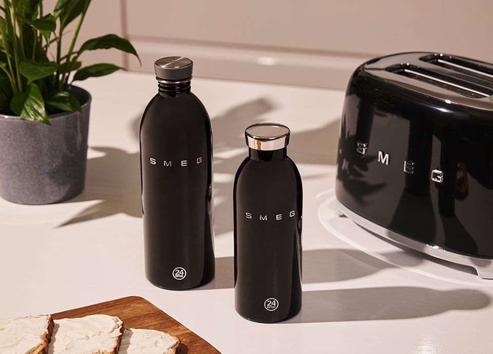 SMEG x 24Bottles waterflessen in zwart design op keukenblad