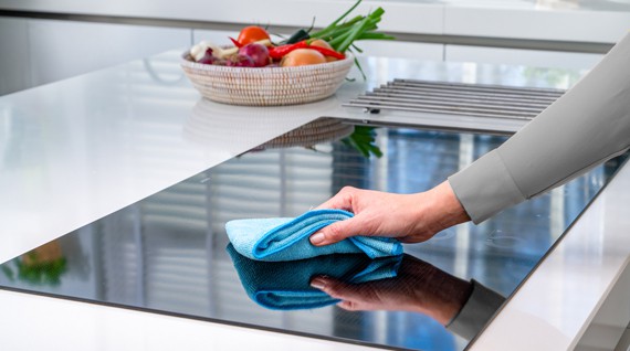 Inductiekookplaat schoonmaken: tips voor een krasvrij en streeploos resultaat