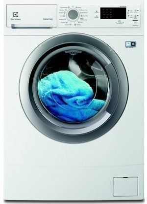 Ondiepe kleine wasmachine van Electrolux neemt weinig ruimte in