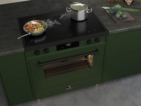 Het nieuwe Elementi di Cucina fornuis afgebeeld in groen met zwarte details