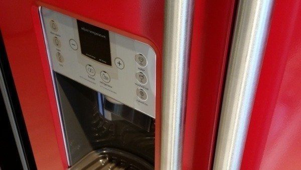 ioMabe Amerikaanse koelkast uitgevoerd in de kleur rood