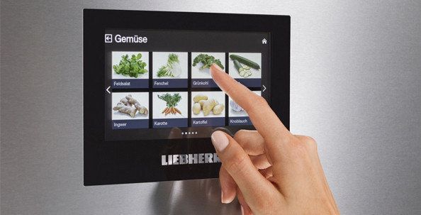 Een aantal nieuwe combi-koelkasten zijn uitgevoerd met een touch control kleurendisplay