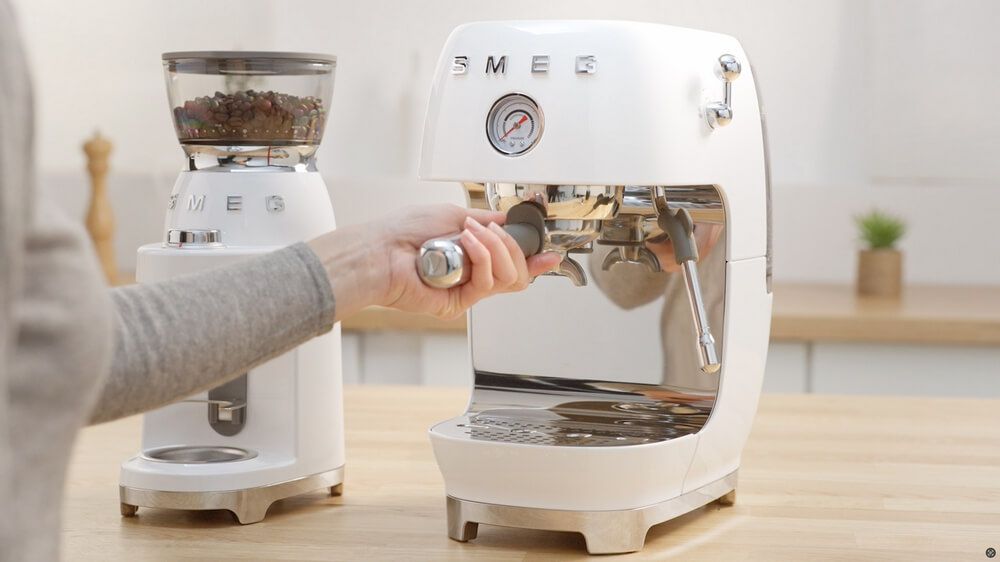 De nieuwe Smeg ECF03 espressomachine met Cold Brew functie bij De Schouw Witgoed