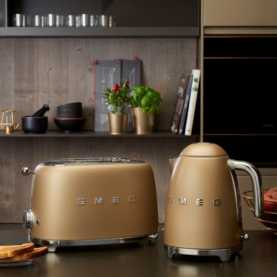 Smeg broodrooster in retro jaren 50 stijl ook leverbaar in mat zwart, champagne, goud en andere trendy kleuren