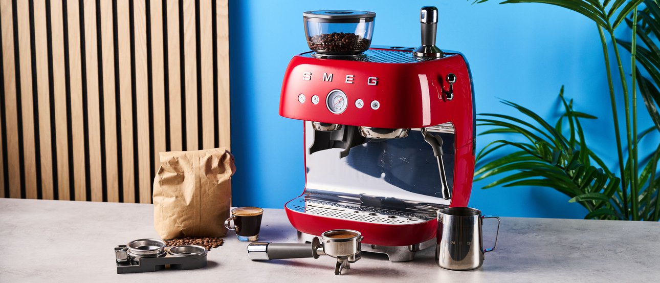 Smeg heeft vol ingezet op koffie - van handmatig tot volautomatische koffiemachines.
