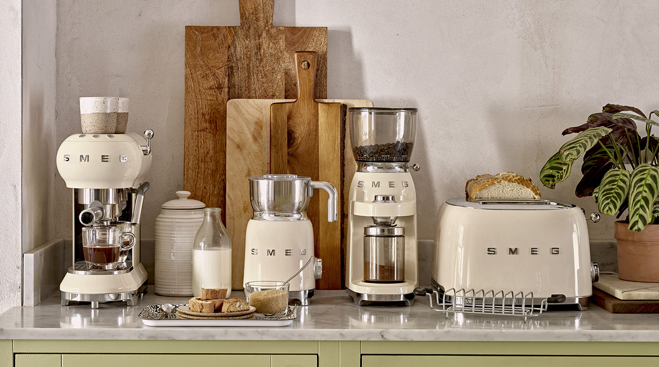 Het assortiment klein huishoudelijke apparaten van Smeg is anno 2025 zeer breed