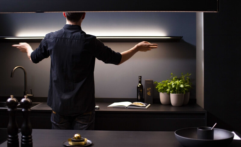 De Shelf Pro is een unieke wandplank met geïntegreerde verlichting welke door middel van handgebaren gestuurd kan worden.