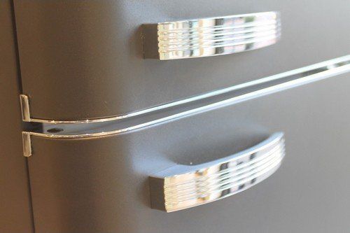 De matzwarte koelkasten heeft gave chromen grepen