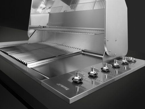 De Smeg BIBQ1205H is fraai in te bouwen in een werkblad van een buitenkeuken