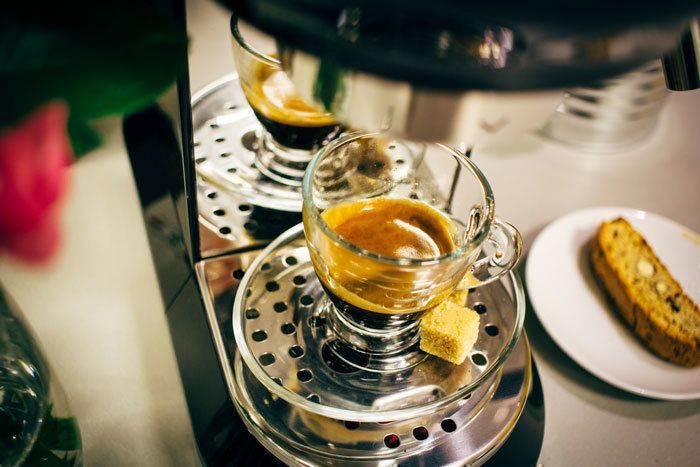 De typisch Italiaanse espresso is eveneens te bereiden met de Smeg koffiemachine