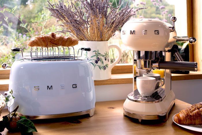 Installatie Kleren Keer terug Smeg koffiemachine ECF01 in retro jaren 50 vormgeving