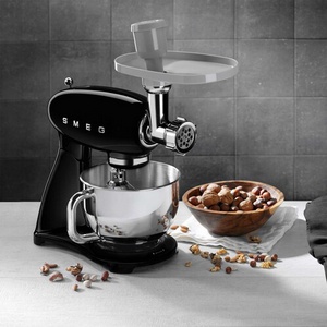 De robuuste Smeg keukenmachine SMF03 in het rood