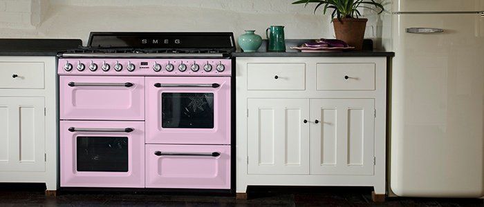 De Smeg TR serie fornuizen is leverbaar in 90 en 110 centimeter breed. Eveneens in diverse kleuren verkrijgbaar.