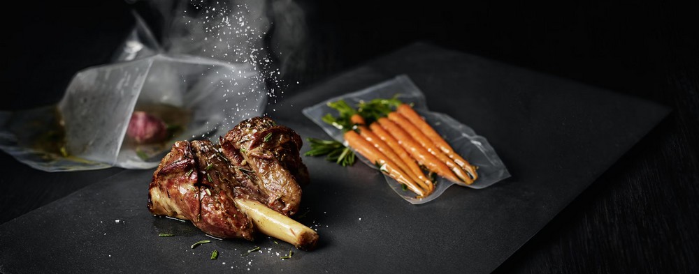 Vacuüm verpakt vlees in een sous-vide zakje voor maximale smaak