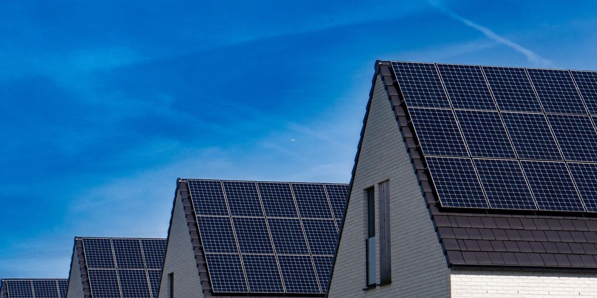 Zonnepanelen op de daken van moderne rijwoningen
